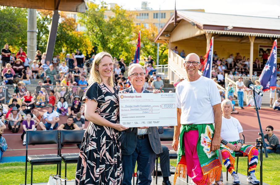 Bendigo Chinese Association donates 17,000 to the purchase of specialised medical equipment and